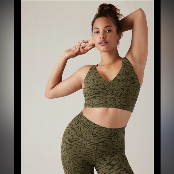 Athleta Set of 2 bras Conscious crop & transcend plunge D-DD+ Size S Like new - Picture 9 of 15